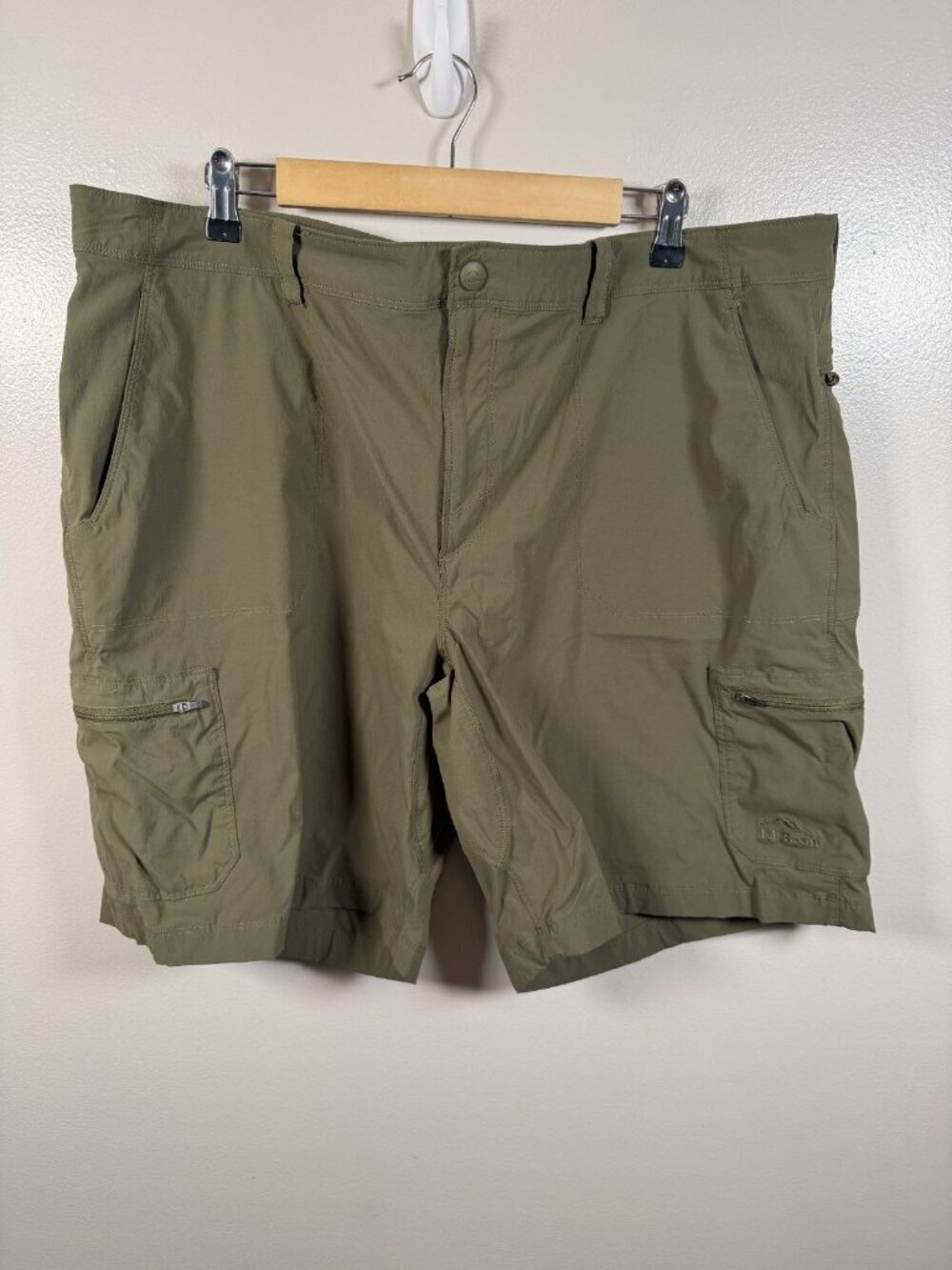 L.L. Bean Cresta Shorts 10" Size 42 W Green Cargo Hiking Outdoor Travel